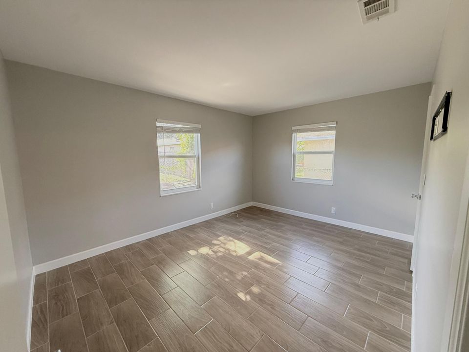 For Rent: $1,995 (3 beds, 1 baths, 900 Square Feet)