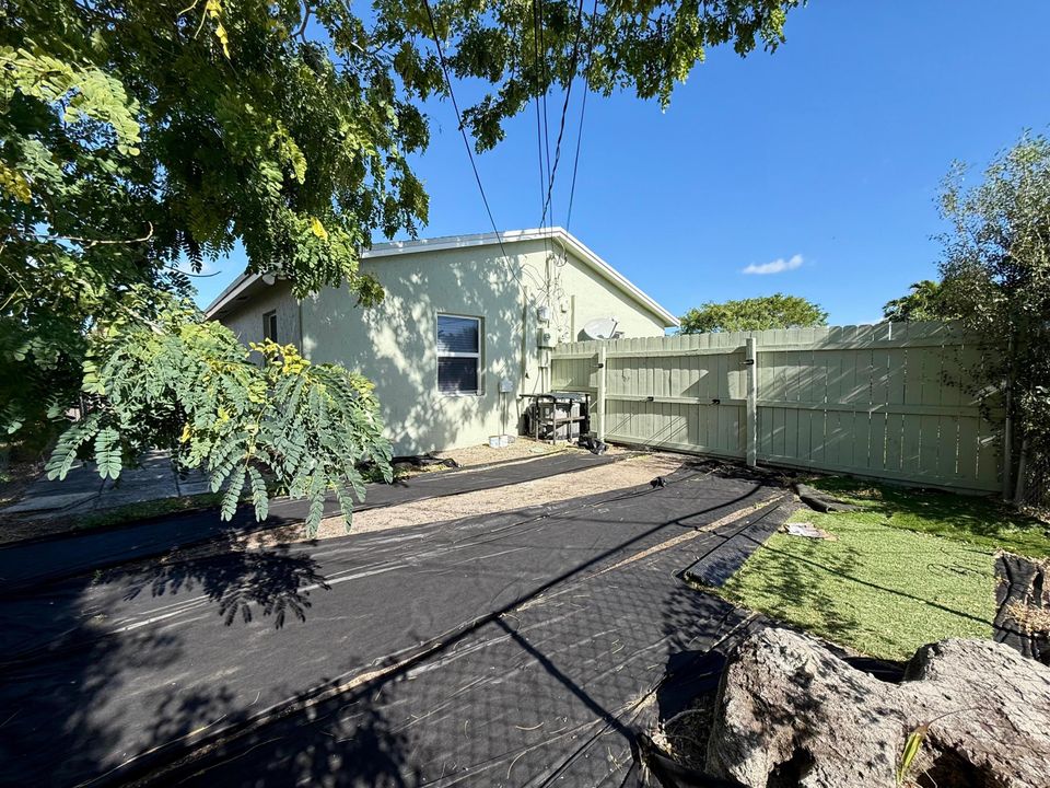 For Rent: $1,995 (3 beds, 1 baths, 900 Square Feet)