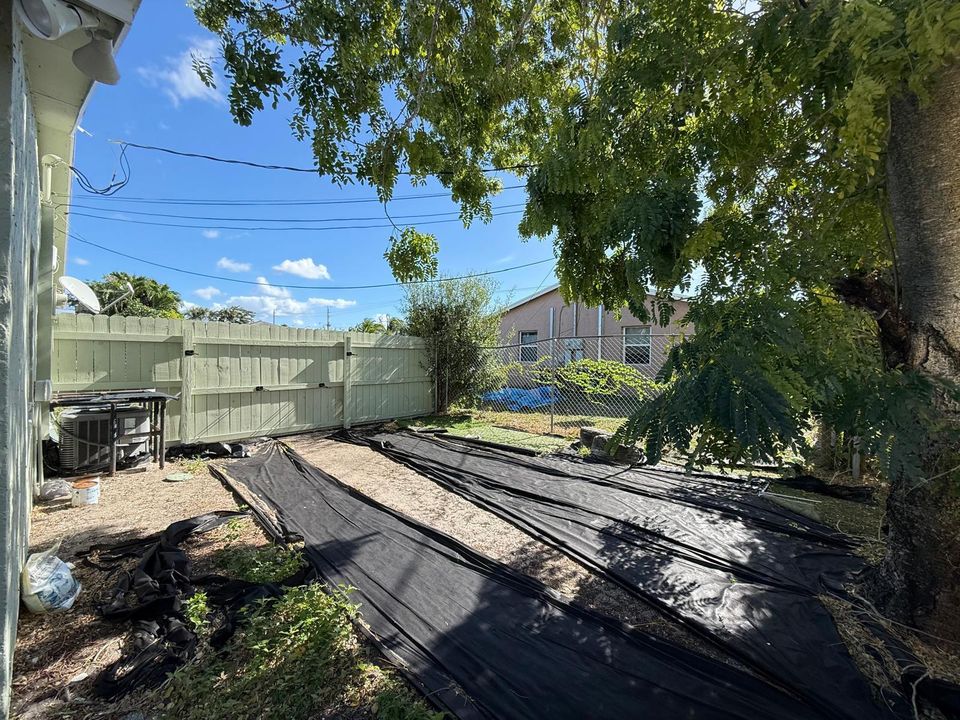 For Rent: $1,995 (3 beds, 1 baths, 900 Square Feet)