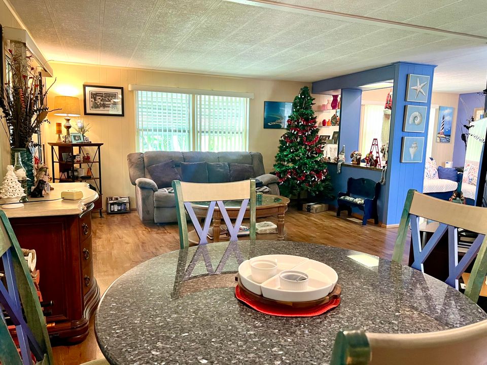 На продажу: $245,000 (2 спален, 2 ванн, 1152 Квадратных фут)