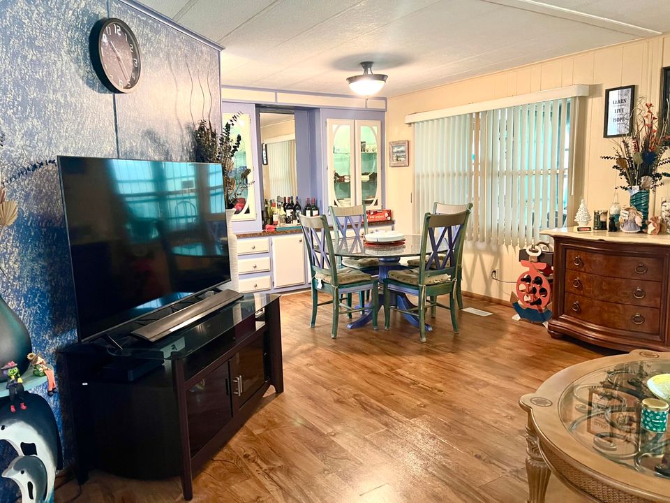 На продажу: $245,000 (2 спален, 2 ванн, 1152 Квадратных фут)