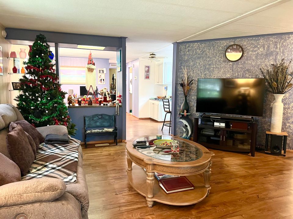 На продажу: $245,000 (2 спален, 2 ванн, 1152 Квадратных фут)