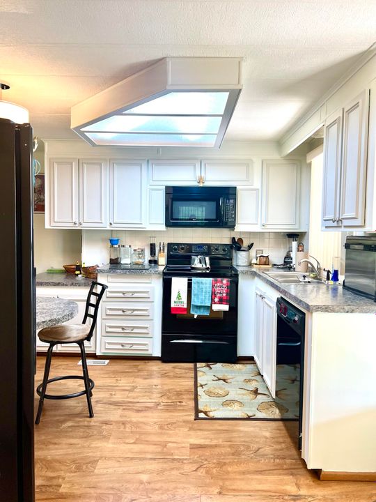 На продажу: $245,000 (2 спален, 2 ванн, 1152 Квадратных фут)