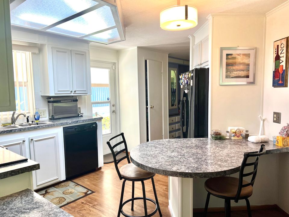 На продажу: $245,000 (2 спален, 2 ванн, 1152 Квадратных фут)