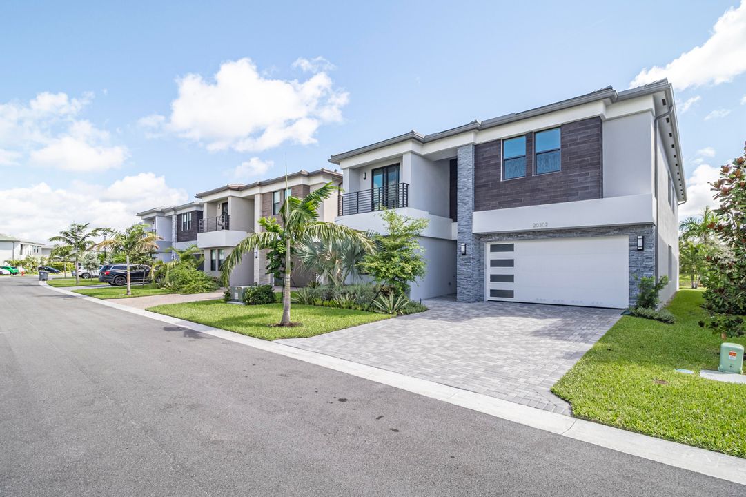 For Sale: $1,825,000 (5 beds, 7 baths, 4605 Square Feet)