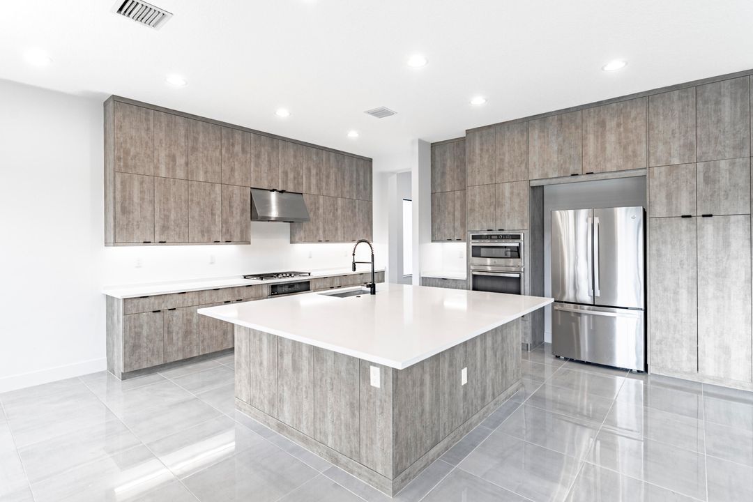 For Sale: $1,825,000 (5 beds, 7 baths, 4605 Square Feet)