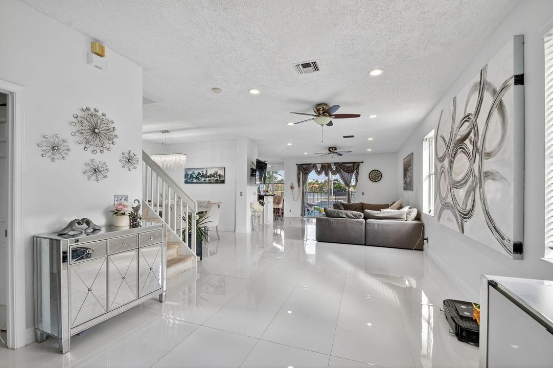 На продажу: $675,000 (4 спален, 2 ванн, 2317 Квадратных фут)