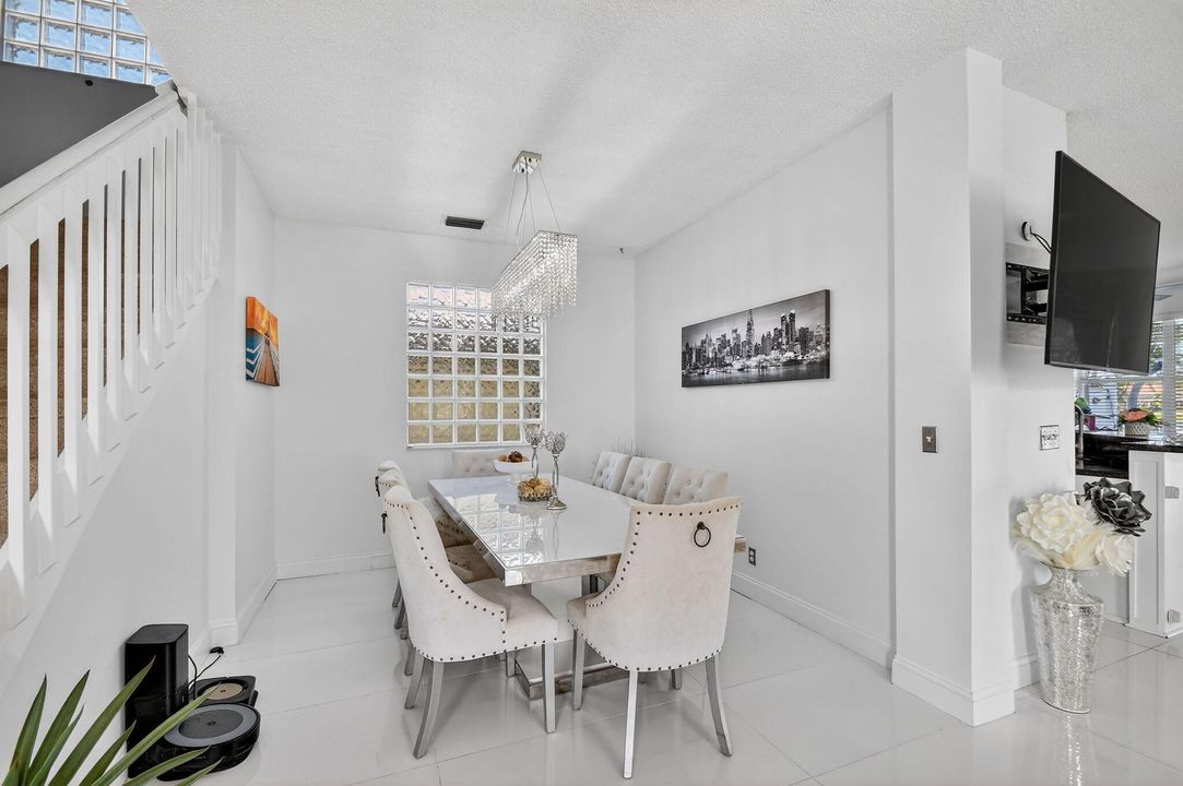 На продажу: $675,000 (4 спален, 2 ванн, 2317 Квадратных фут)