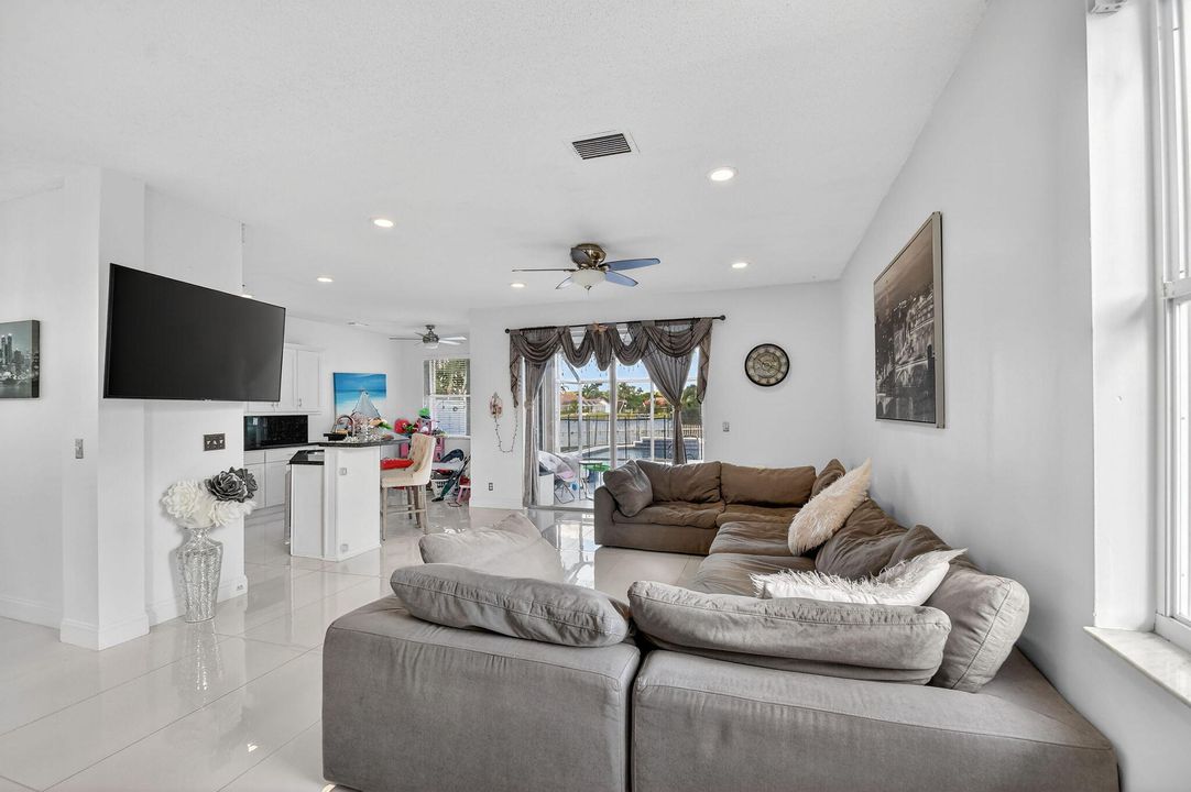 На продажу: $675,000 (4 спален, 2 ванн, 2317 Квадратных фут)