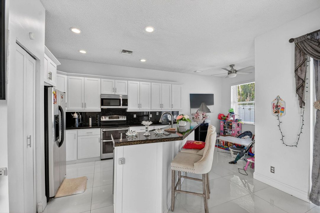 На продажу: $675,000 (4 спален, 2 ванн, 2317 Квадратных фут)