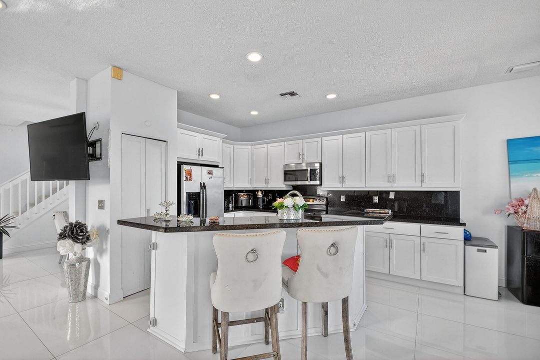 На продажу: $675,000 (4 спален, 2 ванн, 2317 Квадратных фут)