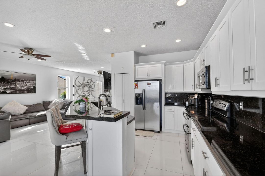 На продажу: $675,000 (4 спален, 2 ванн, 2317 Квадратных фут)