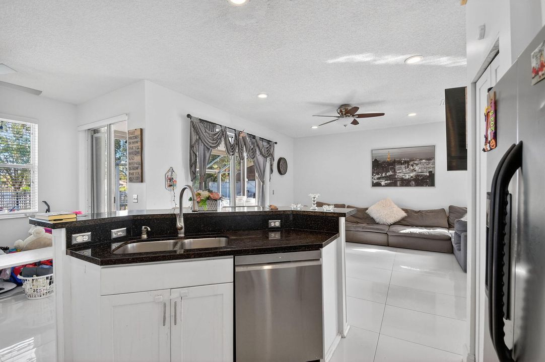 На продажу: $675,000 (4 спален, 2 ванн, 2317 Квадратных фут)