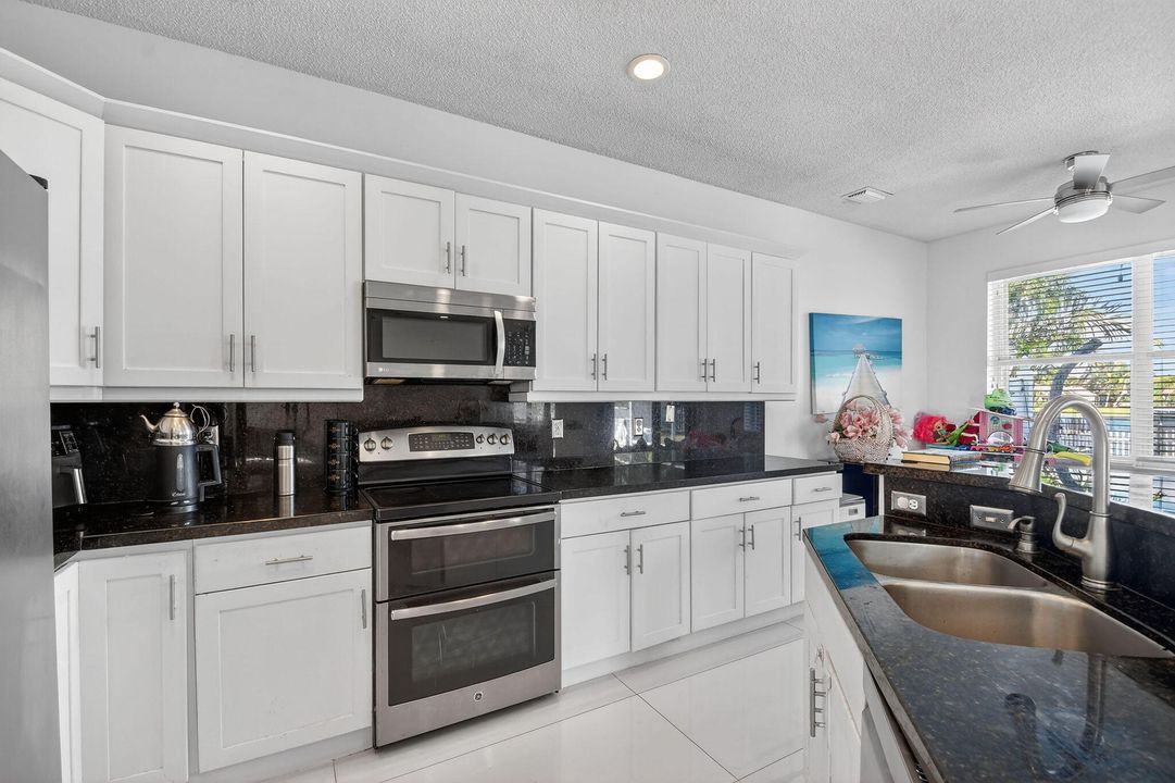 На продажу: $675,000 (4 спален, 2 ванн, 2317 Квадратных фут)