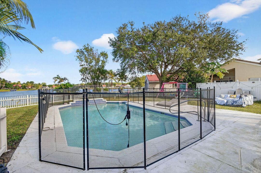 На продажу: $675,000 (4 спален, 2 ванн, 2317 Квадратных фут)