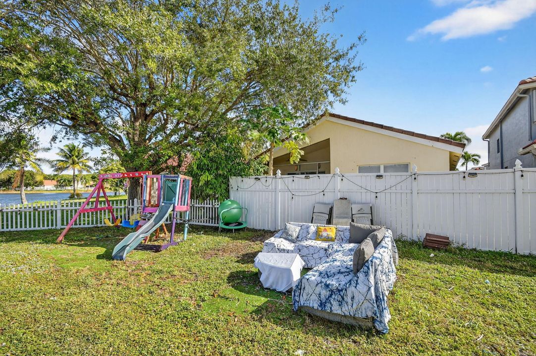 На продажу: $675,000 (4 спален, 2 ванн, 2317 Квадратных фут)