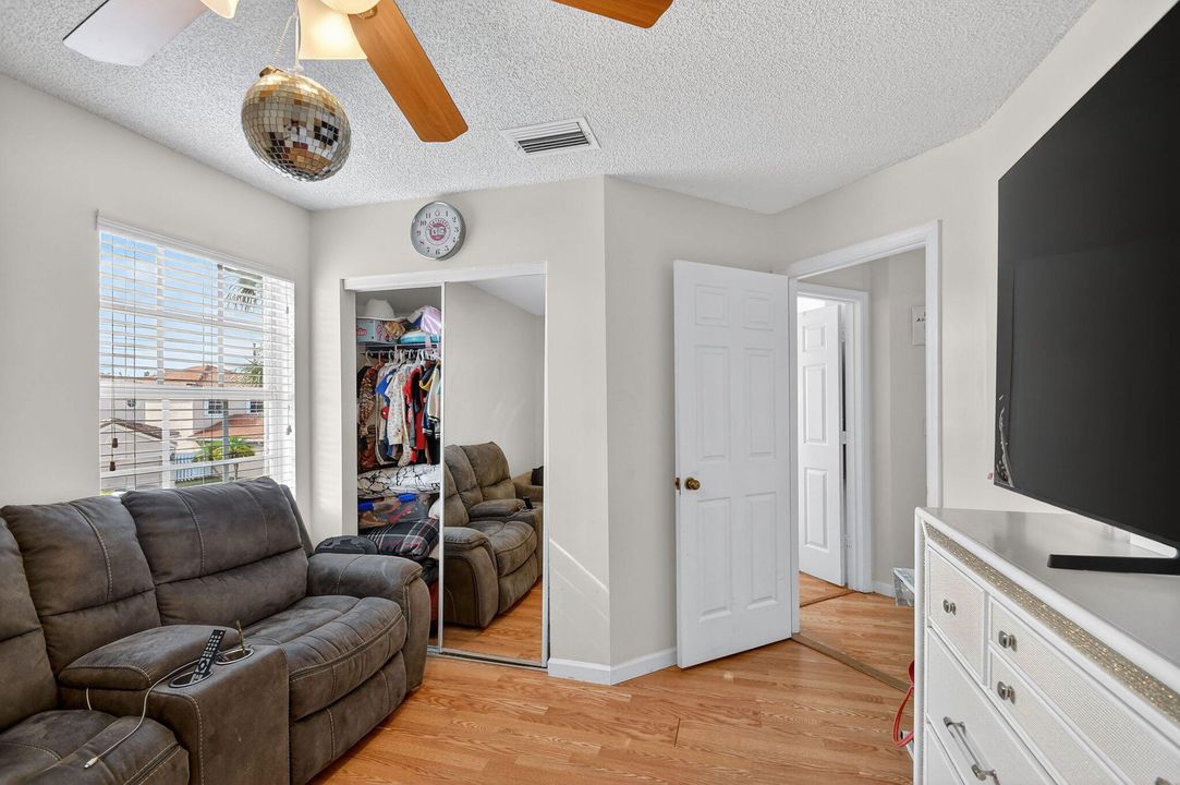 На продажу: $675,000 (4 спален, 2 ванн, 2317 Квадратных фут)