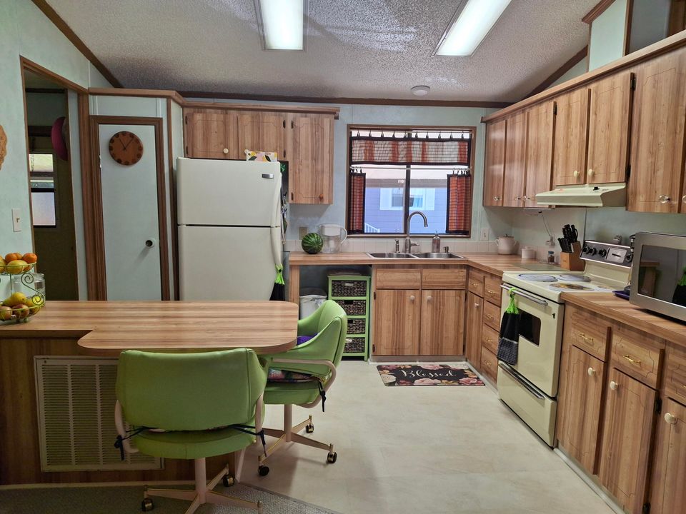 待售: $164,900 (2 贝兹, 2 浴室, 1340 平方英尺)