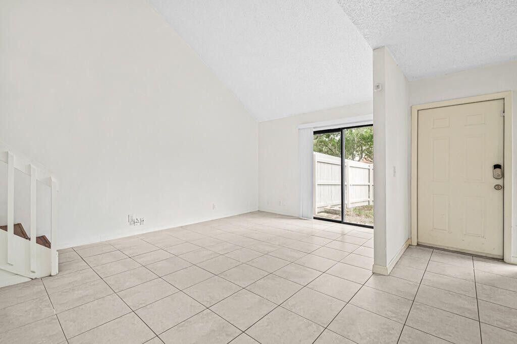 В аренду: $2,500 (3 спален, 2 ванн, 1279 Квадратных фут)