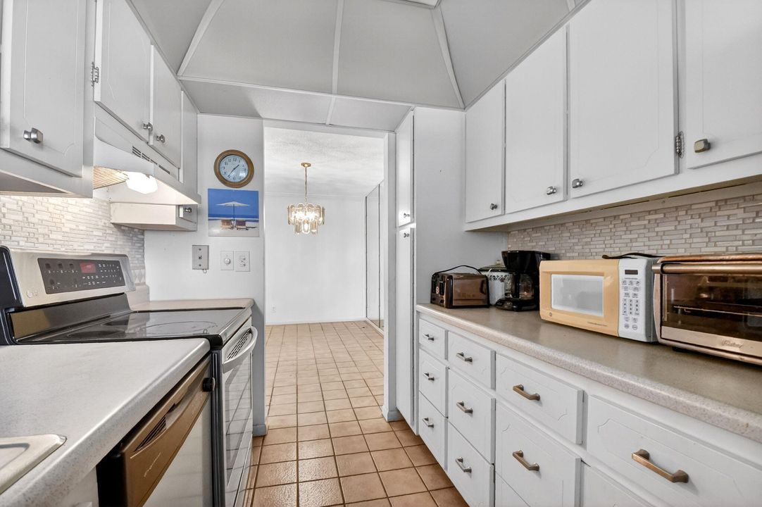 待售: $139,900 (1 贝兹, 1 浴室, 1100 平方英尺)