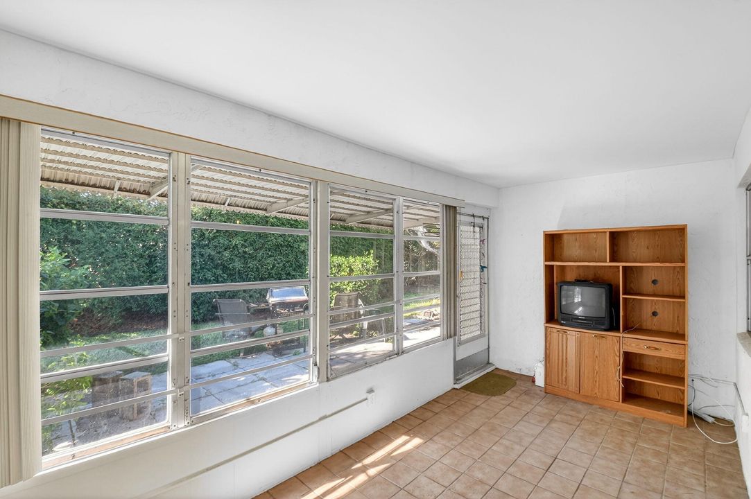 待售: $139,900 (1 贝兹, 1 浴室, 1100 平方英尺)