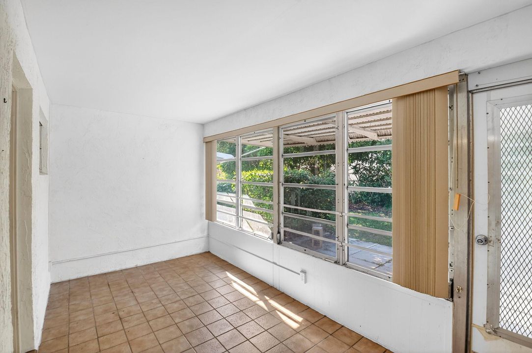 待售: $139,900 (1 贝兹, 1 浴室, 1100 平方英尺)