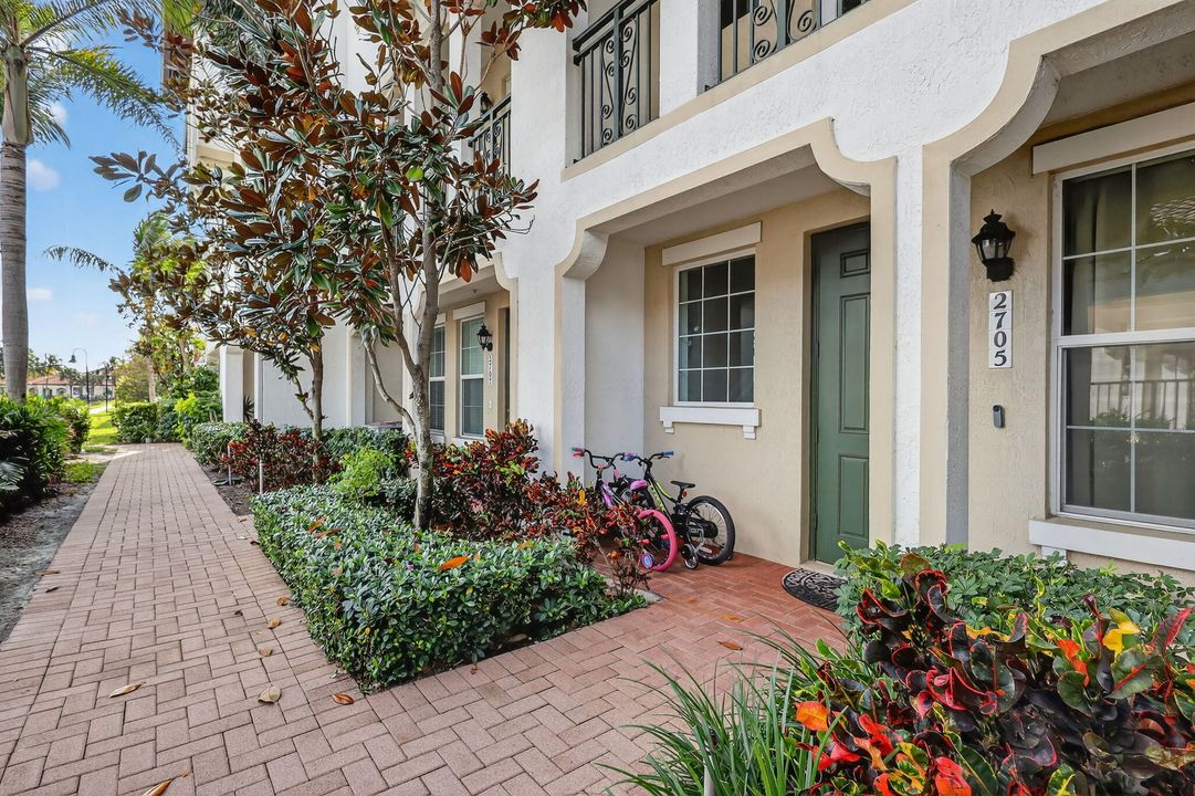 出租: $3,800 (3 贝兹, 3 浴室, 1955 平方英尺)