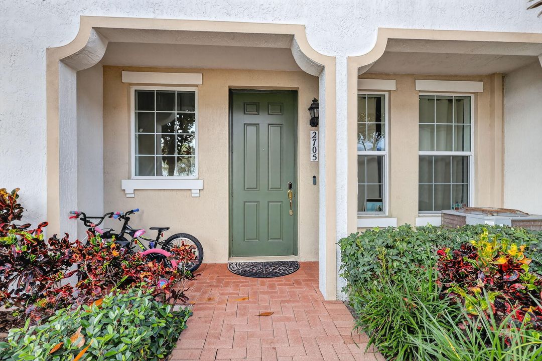 出租: $3,800 (3 贝兹, 3 浴室, 1955 平方英尺)