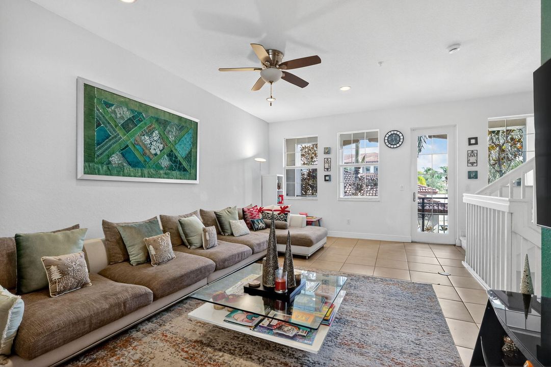 出租: $3,800 (3 贝兹, 3 浴室, 1955 平方英尺)