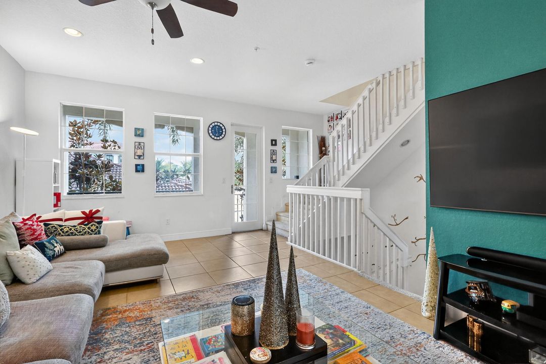 出租: $3,800 (3 贝兹, 3 浴室, 1955 平方英尺)