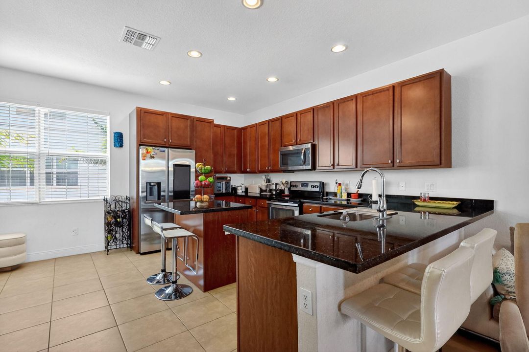 出租: $3,800 (3 贝兹, 3 浴室, 1955 平方英尺)