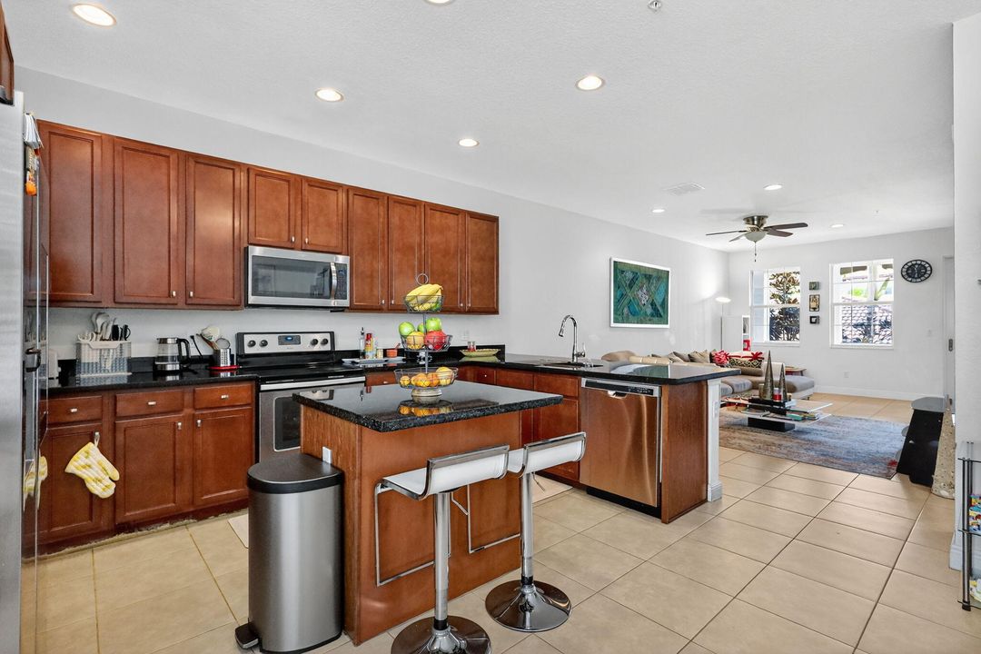 出租: $3,800 (3 贝兹, 3 浴室, 1955 平方英尺)