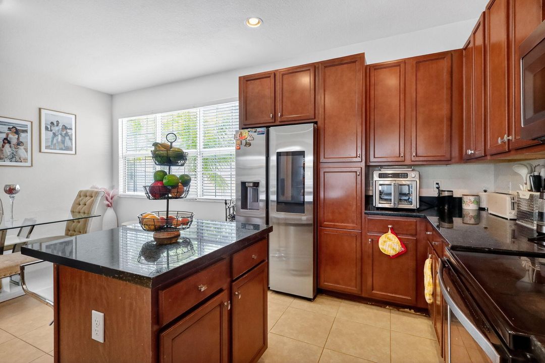 出租: $3,800 (3 贝兹, 3 浴室, 1955 平方英尺)