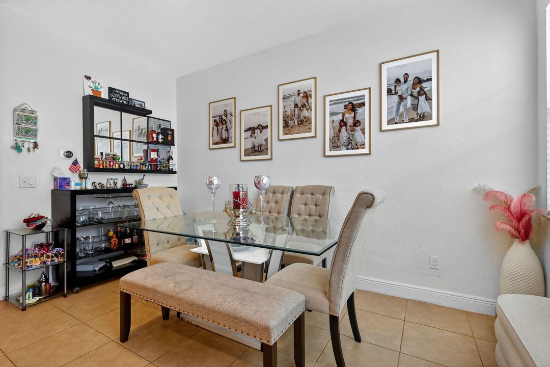 出租: $3,800 (3 贝兹, 3 浴室, 1955 平方英尺)