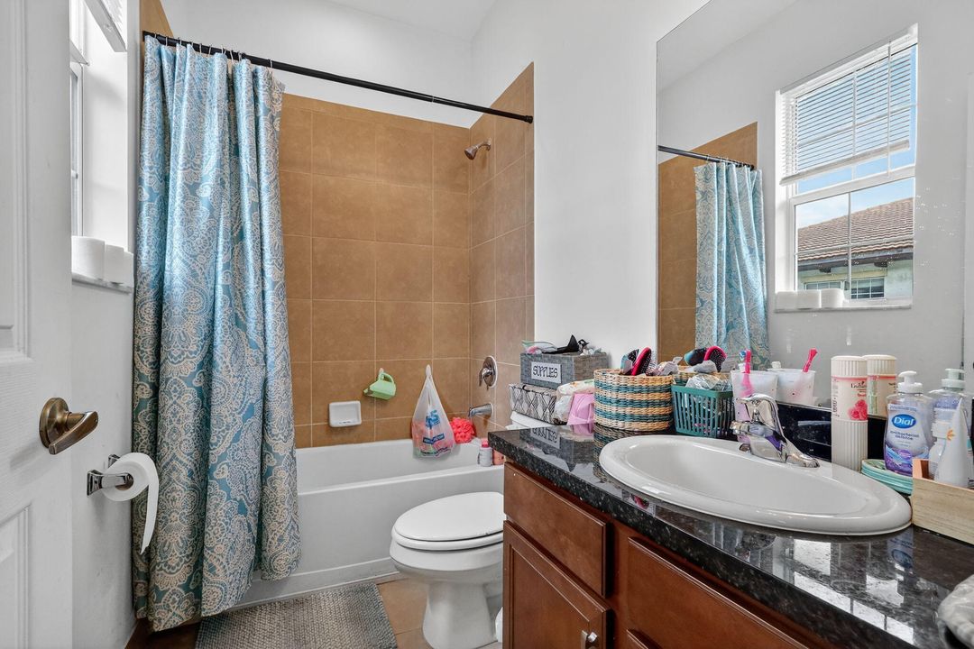 出租: $3,800 (3 贝兹, 3 浴室, 1955 平方英尺)