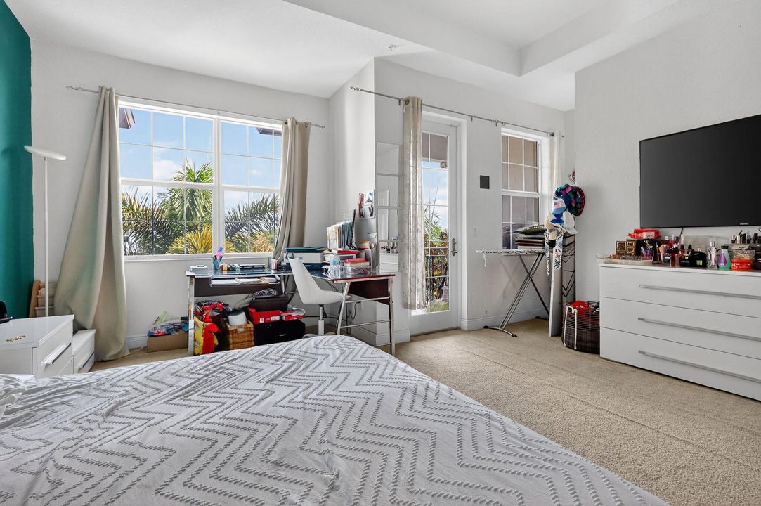 出租: $3,800 (3 贝兹, 3 浴室, 1955 平方英尺)