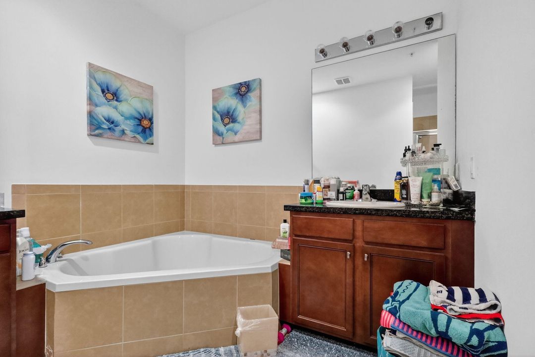 出租: $3,800 (3 贝兹, 3 浴室, 1955 平方英尺)