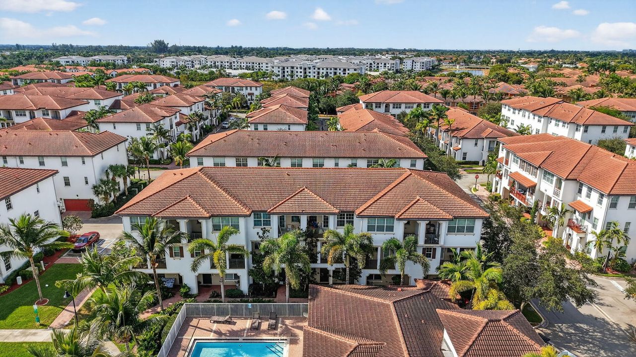 出租: $3,800 (3 贝兹, 3 浴室, 1955 平方英尺)