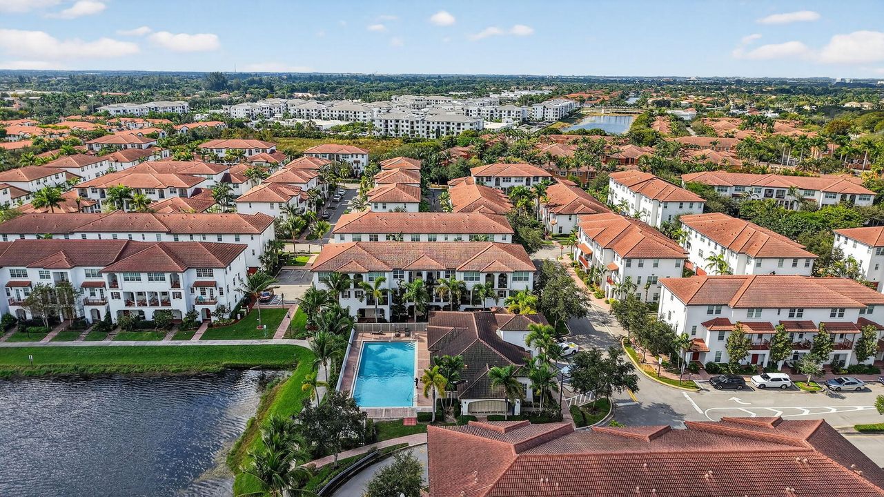 出租: $3,800 (3 贝兹, 3 浴室, 1955 平方英尺)