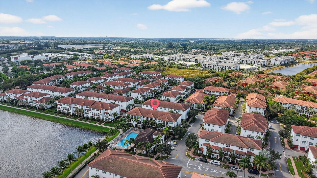 出租: $3,800 (3 贝兹, 3 浴室, 1955 平方英尺)