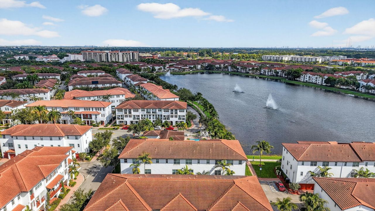 出租: $3,800 (3 贝兹, 3 浴室, 1955 平方英尺)