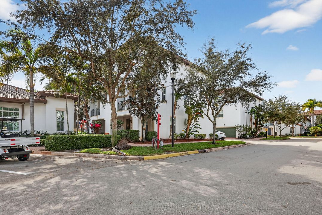 出租: $3,800 (3 贝兹, 3 浴室, 1955 平方英尺)