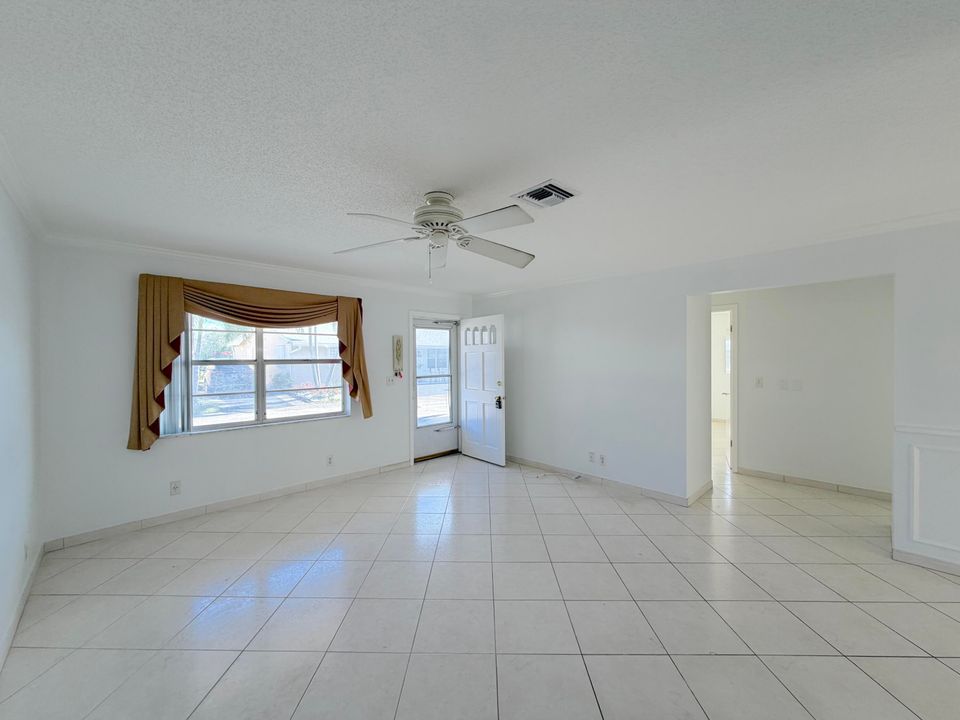 For Rent: $2,300 (2 beds, 2 baths, 1050 Square Feet)