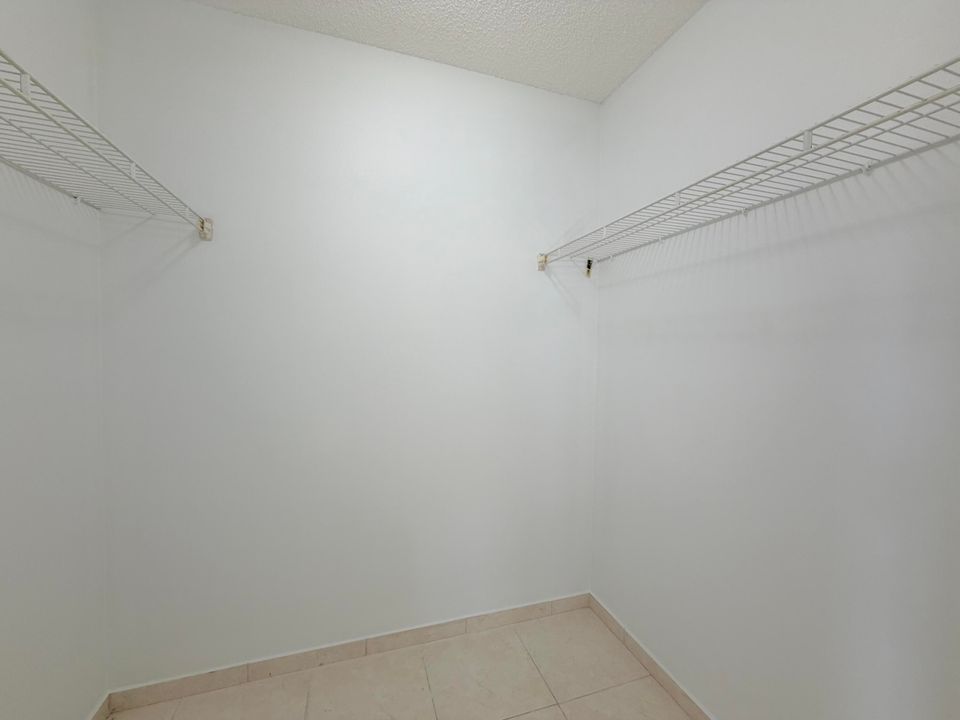 For Rent: $2,300 (2 beds, 2 baths, 1050 Square Feet)