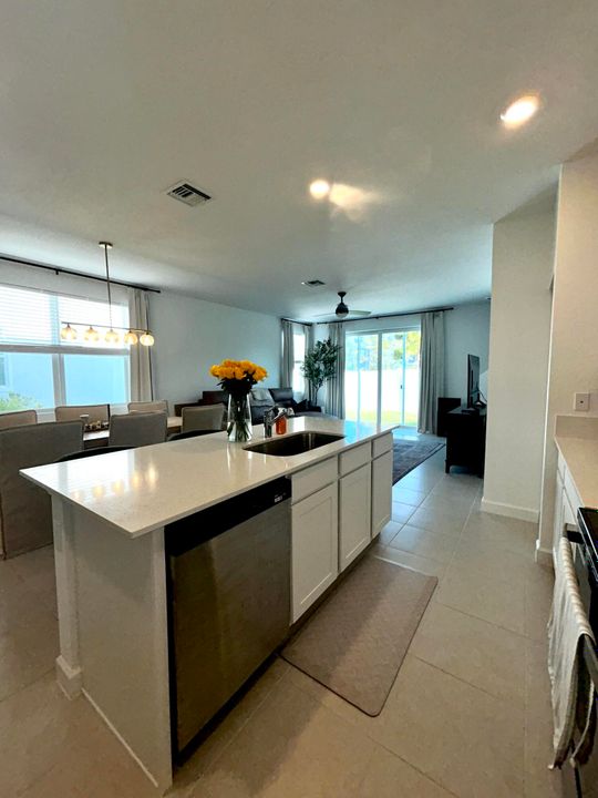 En Venta: $405,000 (3 camas, 2 baños, 1821 Pies cuadrados)