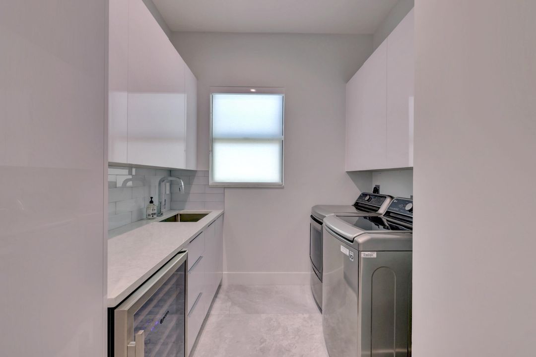 For Sale: $949,000 (4 beds, 4 baths, 2221 Square Feet)