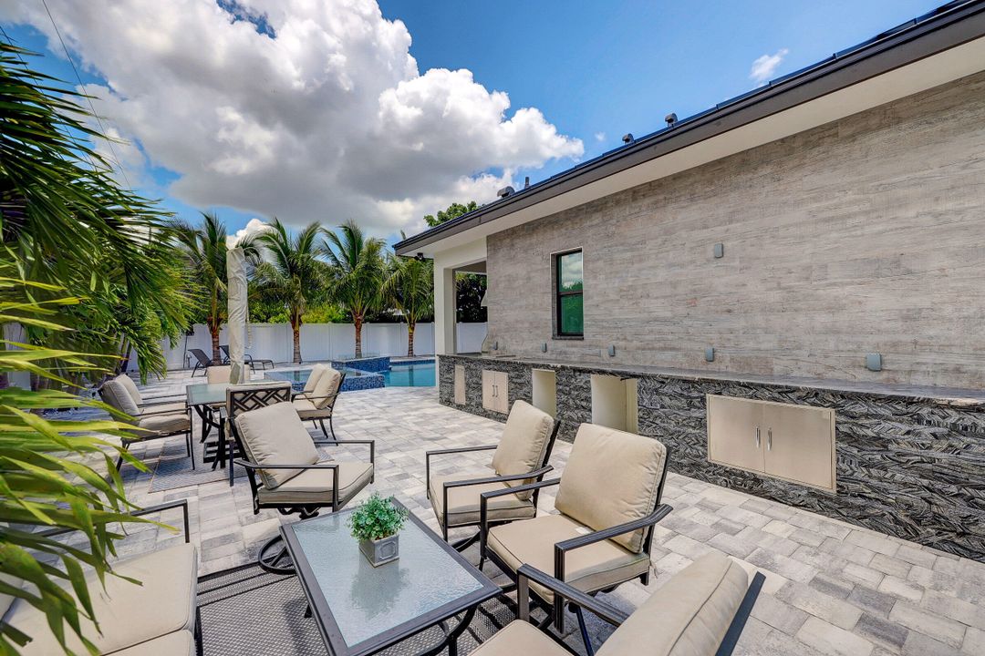 For Sale: $949,000 (4 beds, 4 baths, 2221 Square Feet)