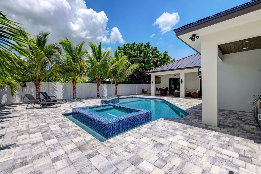 For Sale: $949,000 (4 beds, 4 baths, 2221 Square Feet)