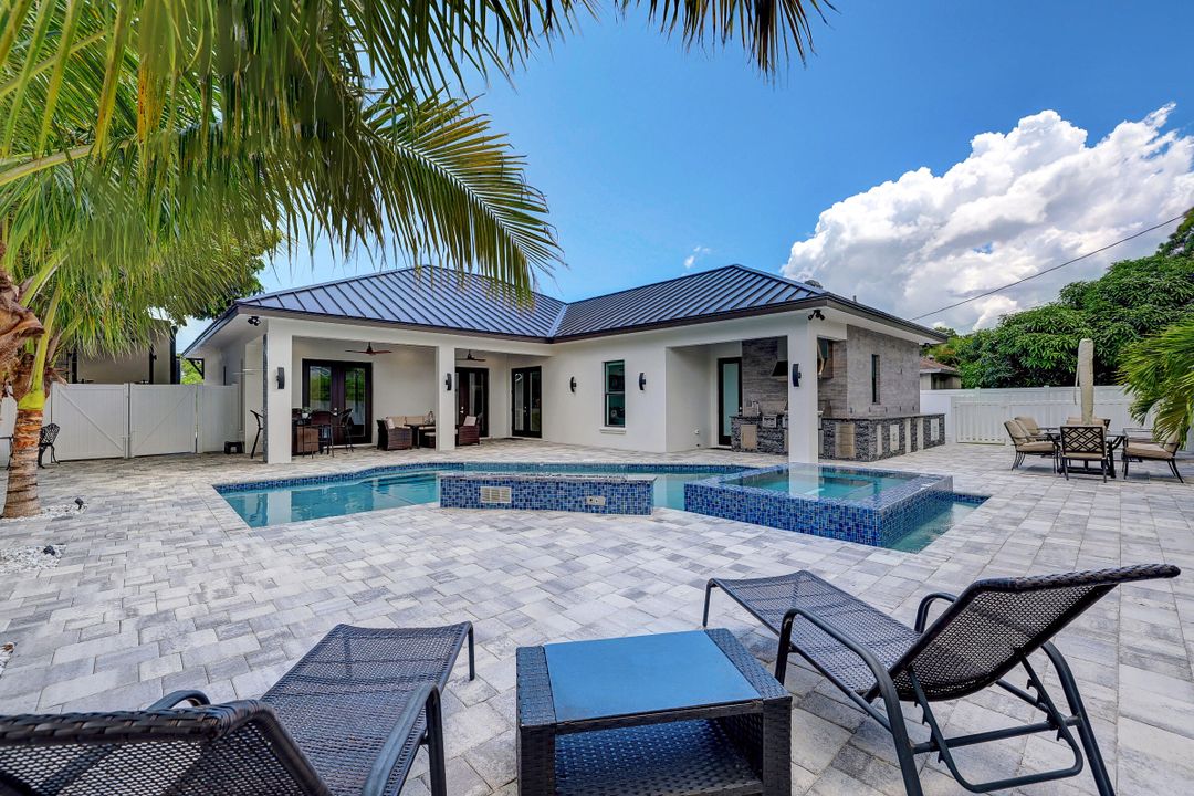 For Sale: $949,000 (4 beds, 4 baths, 2221 Square Feet)