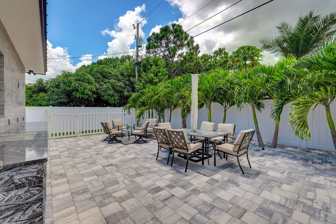 For Sale: $949,000 (4 beds, 4 baths, 2221 Square Feet)